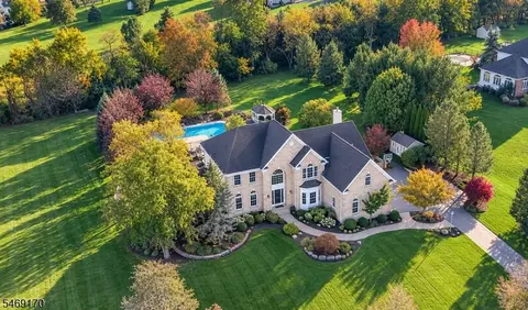 28 Nashaway Dr, Ringoes, NJ 08551
