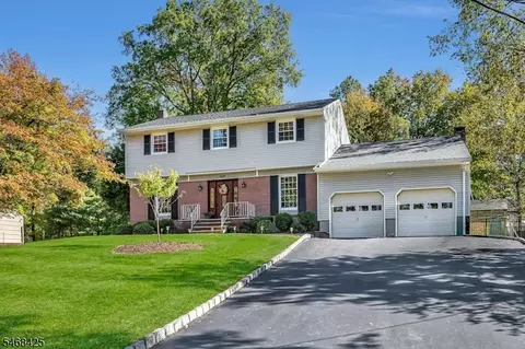 8 Cedar Ln, Roseland, NJ 07068
