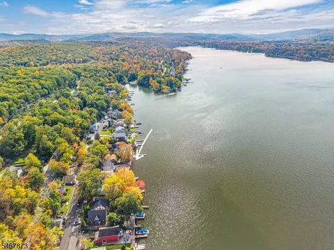 37 Lake Park Ter, Hewitt, NJ 07421