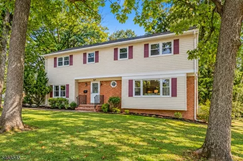 8 Hathaway Dr, New Providence, NJ 07974