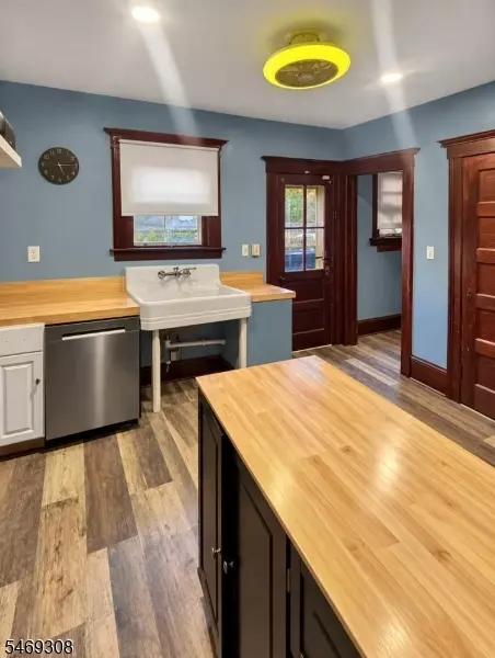 Entry Way - 175 S Lincoln Ave, Middlesex, NJ 08846 photo 1 of 1