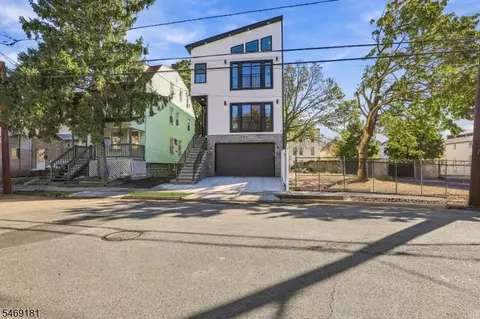 822 S 20th St, Newark, NJ 07108