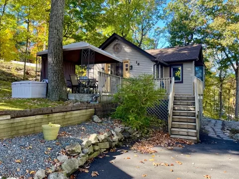 16 Lakeview Rd, Hopatcong, NJ 07843