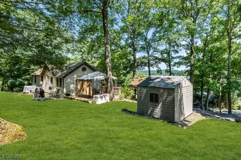 16 Lakeview Rd, Hopatcong, NJ 07843