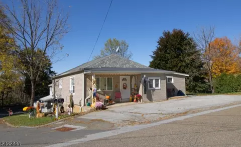 22 King Cole Rd, Hamburg, NJ 07419