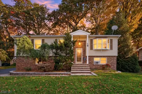 6 Saturn Ct, Highland Lakes, NJ 07422