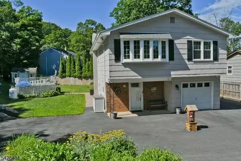 121 Leland Trl, Hopatcong, NJ 07843