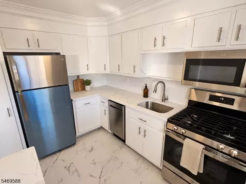Kitchen - 17 Atherton Ct # B, Wayne, NJ 07470 photo 3 of 4