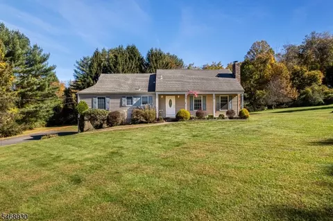 88 Old Farmers Rd, Long Valley, NJ 07853