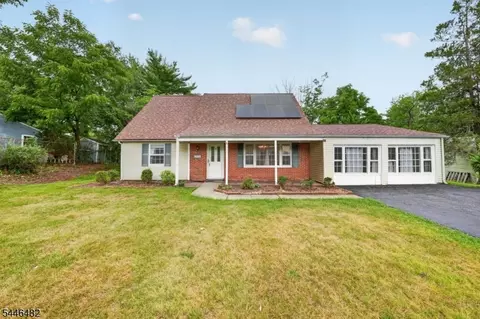 6 Concord Dr, Somerset, NJ 08873