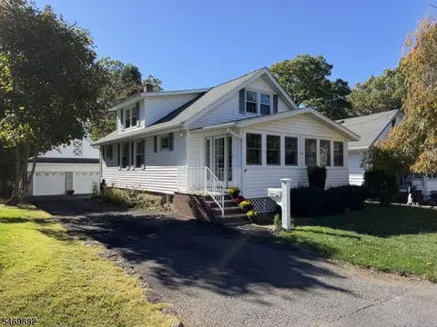 92 Chamberlain Pl, Midland Park, NJ 07432