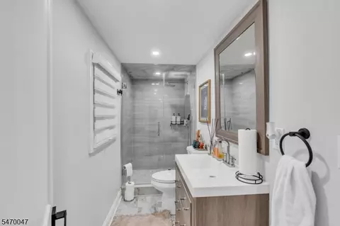 Bath - 32 Mandon Dr, Wayne, NJ 07470 photo 3 of 3