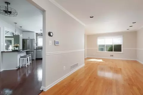 Living - 3115 Park Pl, Springfield, NJ 07081 photo 2 of 8