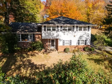9 Morningside Dr, Succasunna, NJ 07876