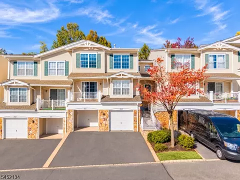 1008 Robin Ct, Green Brook, NJ 08812