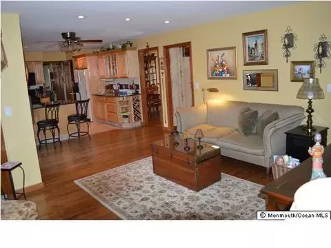 13 Blueberry Ln, Middletown, NJ 07748 photo 2
