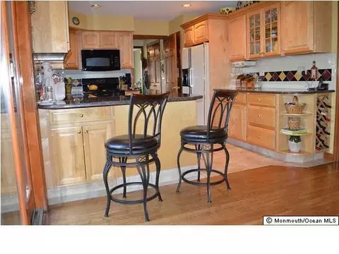 13 Blueberry Ln, Middletown, NJ 07748 photo 3