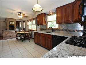 8 Doris Ln, Middletown, NJ 07748 photo 2