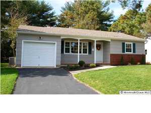 8 Cambridge Ct, Toms River, NJ 08757 photo 2