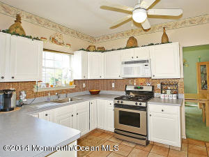 13 Hampton Ct, Old Bridge, NJ 08857 photo 4