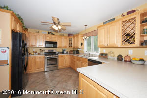 2 Braeside Ave, Middletown, NJ 07748 photo 11