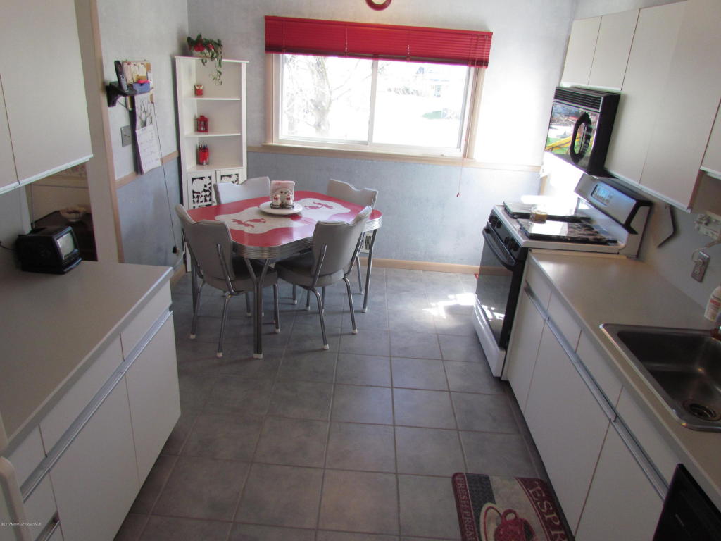 10 Mohawk Dr, Matawan, NJ 07747 photo 4