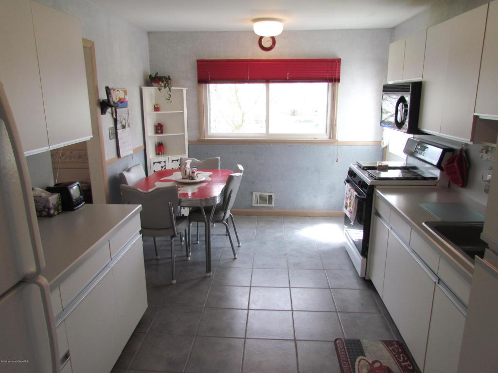 10 Mohawk Dr, Matawan, NJ 07747 photo 2