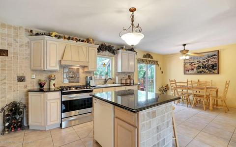 1 Eisenhower Ct, Matawan, NJ 07747 photo 4