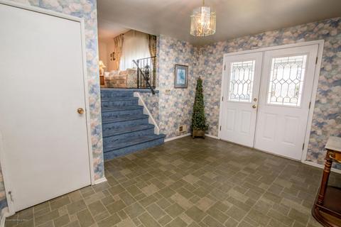 7 Mohawk Dr, Matawan, NJ 07747 photo 2