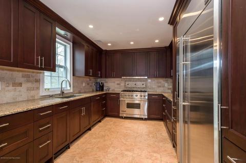 17 Walnut Ct, Matawan, NJ 07747 photo 4