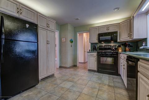 8 Colonial Dr, Matawan, NJ 07747 photo 17