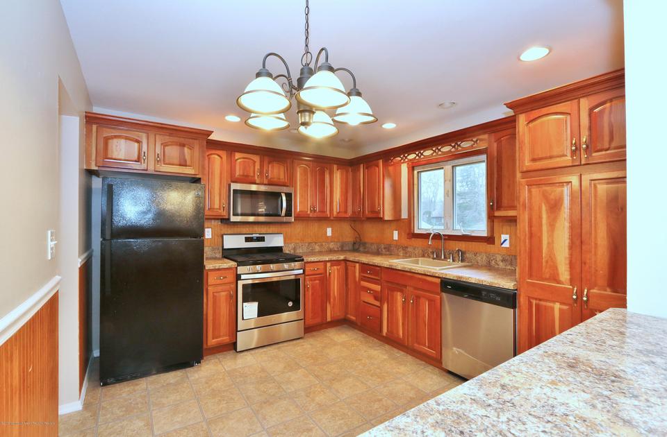  27 Old Queens Blvd, Manalapan, NJ 07726 photo 12