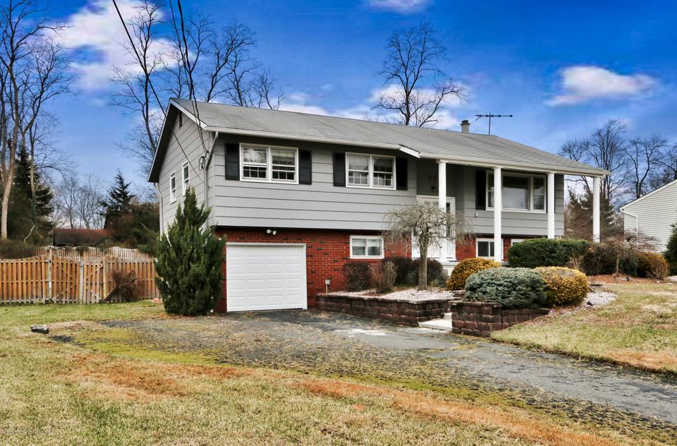  27 Old Queens Blvd, Manalapan, NJ 07726 photo 2