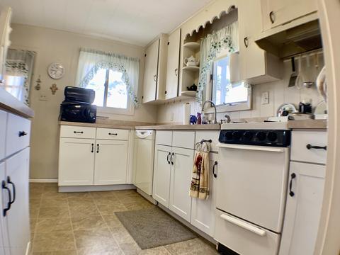 106 E 6th St, Ship Bottom, NJ 08008 photo 4