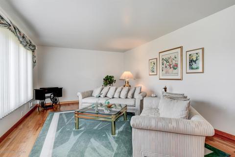 21 Four Winds Dr, Middletown, NJ 07748 photo 4