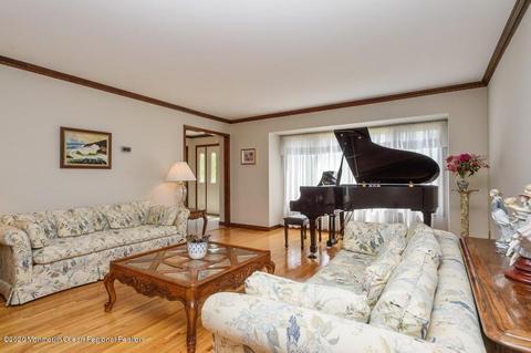5 Doherty Dr, Middletown, NJ 07748 photo 4