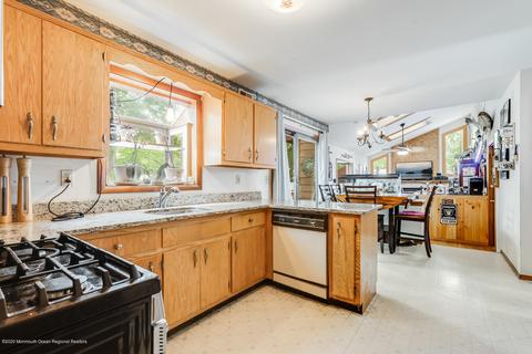 28 Laurel Ave, Pine Beach, NJ 08741 photo 3