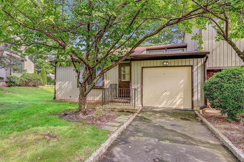 24 Arrowsmith Ct, Matawan, NJ 07747 photo 2