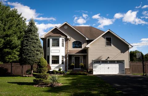 3 Rainbow Dr, Clark, NJ 07066 photo 2