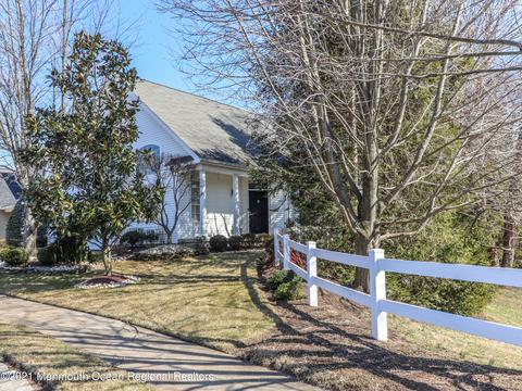 89 Iris Ct, Holmdel, NJ 07733 photo 2
