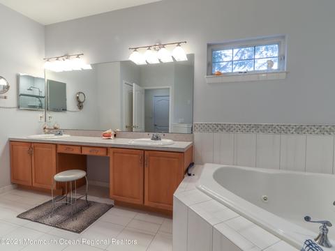 89 Iris Ct, Holmdel, NJ 07733 photo 25