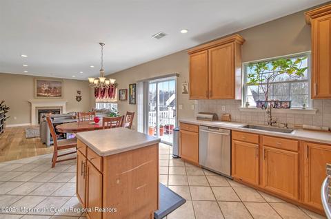 24 Hampton Ct, Matawan, NJ 07747 photo 11