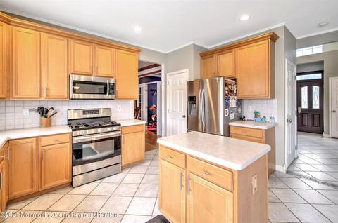 24 Hampton Ct, Matawan, NJ 07747 photo 17
