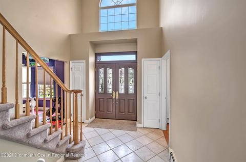 24 Hampton Ct, Matawan, NJ 07747 photo 3