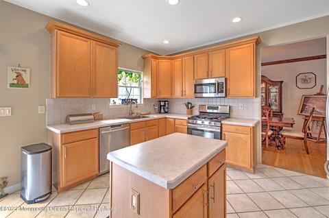 24 Hampton Ct, Matawan, NJ 07747 photo 13