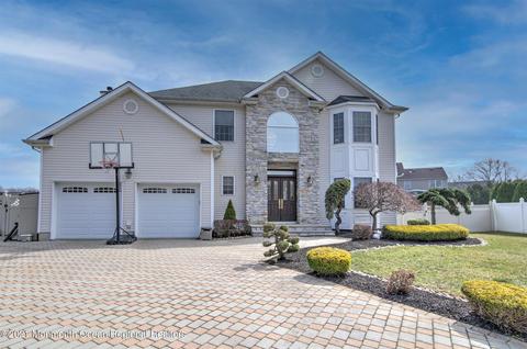 24 Hampton Ct, Matawan, NJ 07747 photo 2