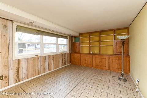 35 Farmbrook Dr, Old Bridge, NJ 08857 photo 4