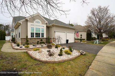 32 Devereux Dr, Manchester, NJ 08759