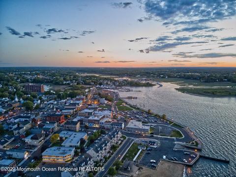 15 W 3rd St, Keyport, NJ 07735