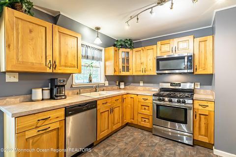 9 Oak Leaf Dr, Waretown, NJ 08758 photo 10